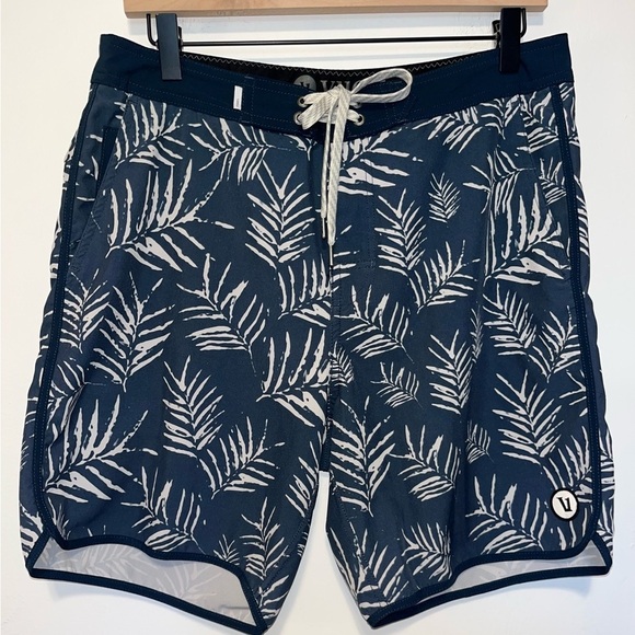 Vuori Cruise Board Shorts Blue Leaf Size 32 Unlined - Picture 2 of 8